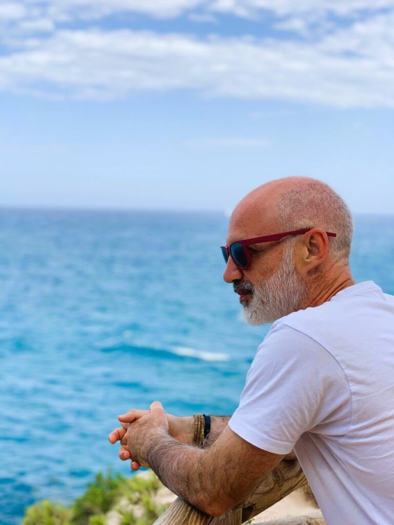 Alberto Zubieta, arquitecto de aSur estudio, frente al mar Mediterráneo