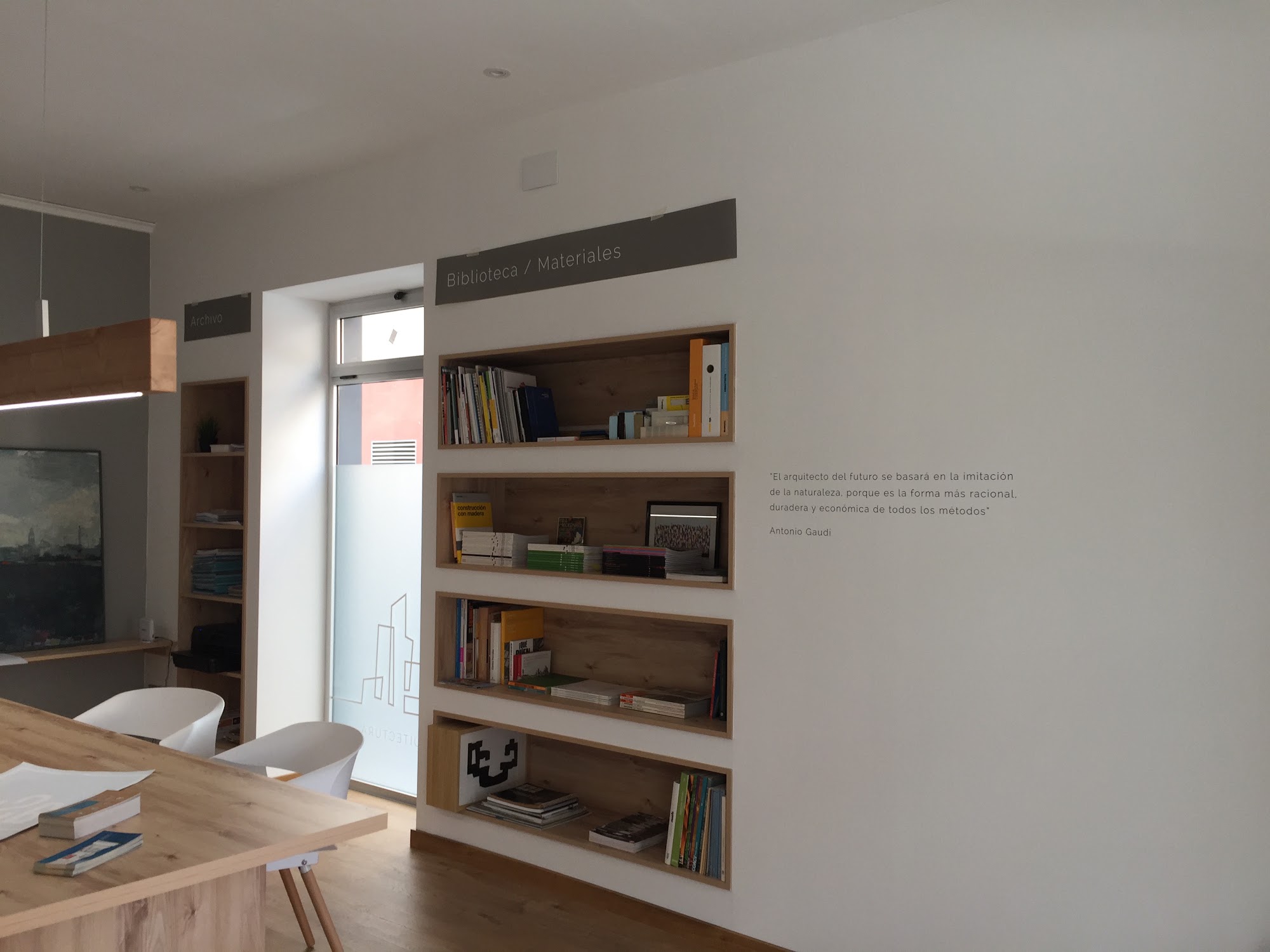 Interior del estudio aSur con mesa de roble y biblioteca de materiales