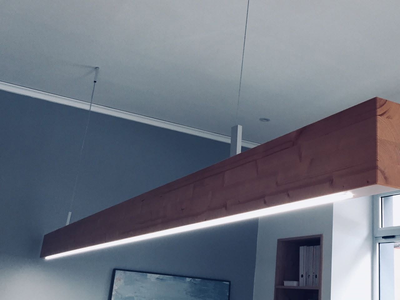 Lámpara de madera de abeto de 3,4 metros sobre la mesa del estudio