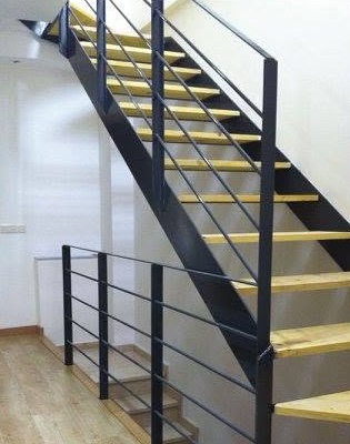 Escalera de acero y madera de la rehabilitación de la Casa Aigües